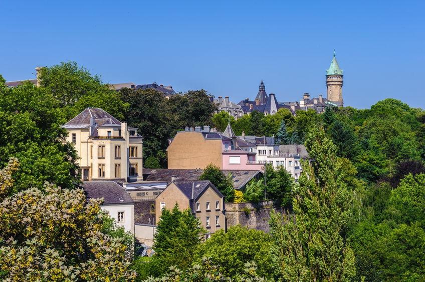 Luxemburgo tem pouco mais de 600 mil habitantes, e é conhecido pelos belos castelos, igrejas e pontes, muitas destas construções erguidas durante a Idade Média.