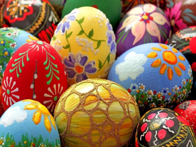 Na Alemanha, os ovos de galinha são pintados e escondidos junto com ovos de chocolate, para que as crianças procurem no domingo de Páscoa.