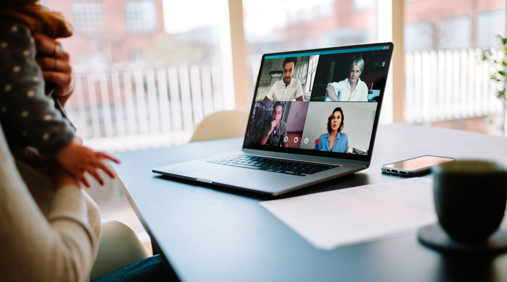 Recentemente falamos aqui no blog da Traduzca sobre a diferença entre a tradução juramentada e a tradução simples. Etapa importante no processo de solicitação de cidadania estrangeira, a tradução juramentada deve ser realizada por profissionais específicos com registro para a função. Para saber mais sobre a diferença, clique aqui. Hoje registramos aqui a diferença entre tradução simultânea e tradução consecutiva, serviços que a Traduzca também oferece e adaptou tendo em vista as mudanças impostas pela pandemia da covid-19.