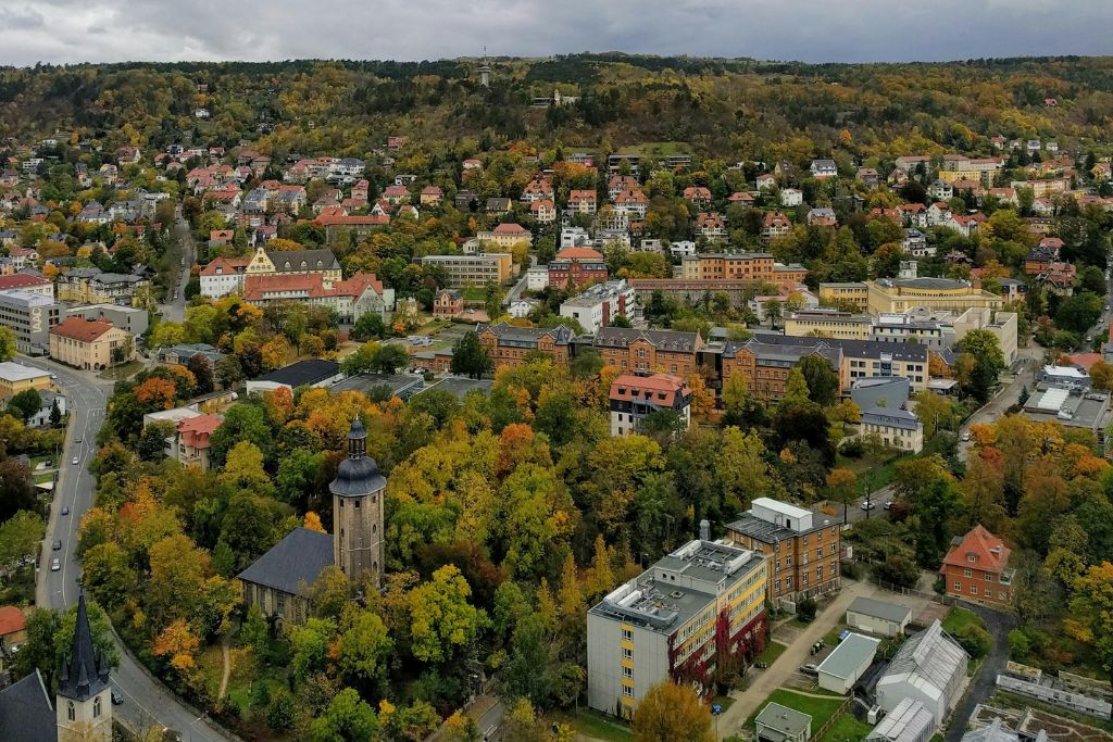 Foto aérea da arborizada cidade de Jena, na Alemanha para ilustrar o texto sobre 3 motivos para viver nela.
