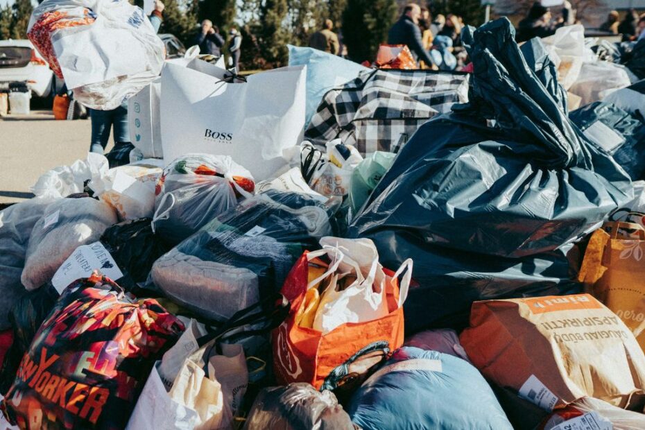 Foto de roupas doadas em sacos para ilustrar o conteúdo sobre como doar com eficiência para os abrigos do RS