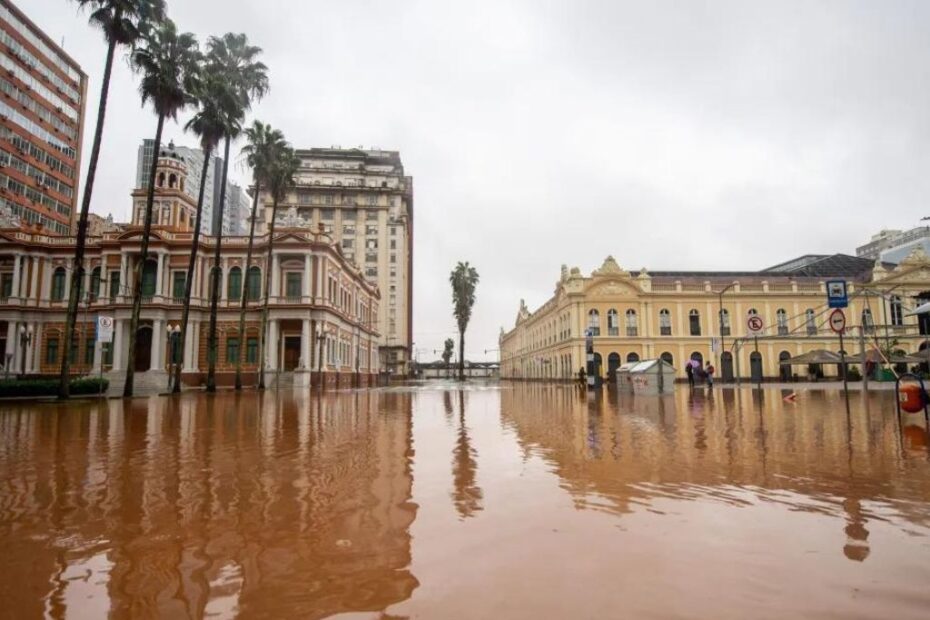 Imagem do centro de Porto Alegre alagado para ilustrar conteúdo sobre como ajudar o RS neste momento crítico.