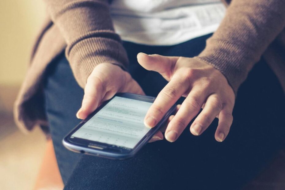 Imagem de pessoa usando o celular para ilustrar conteúdo sobre o acompanhamento de sites confiáveis para acompanhar o nível dos rios gaúchos