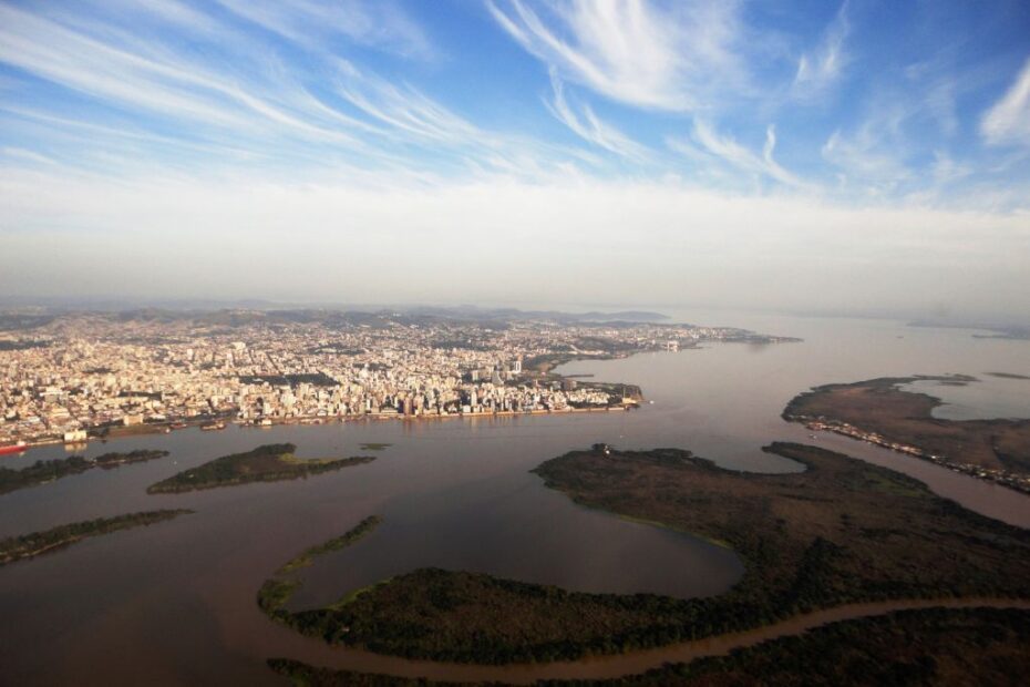 Imagem do Rio Guaíba para ilustrar conteúdo sobre o nível do Guaíba que chegou a marca abaixo da cota de alerta pela primeira vez depois do início das enchentes