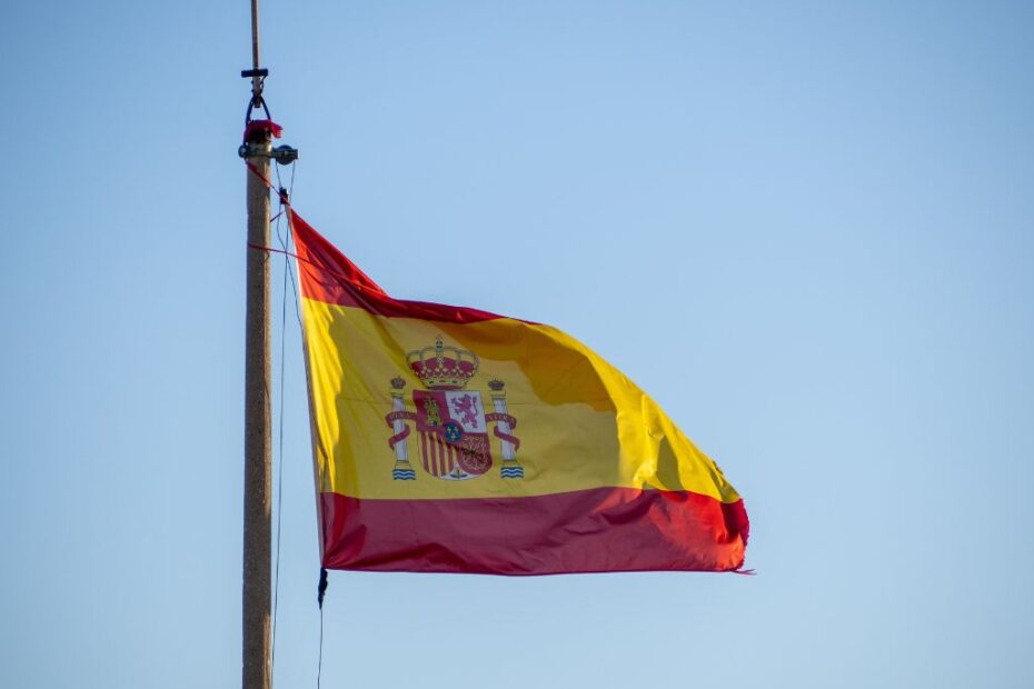 Imagem da bandeira espanhola para ilustrar conteúdo sobre Espanha flexibiliza regras de visto para estudantes internacionais.